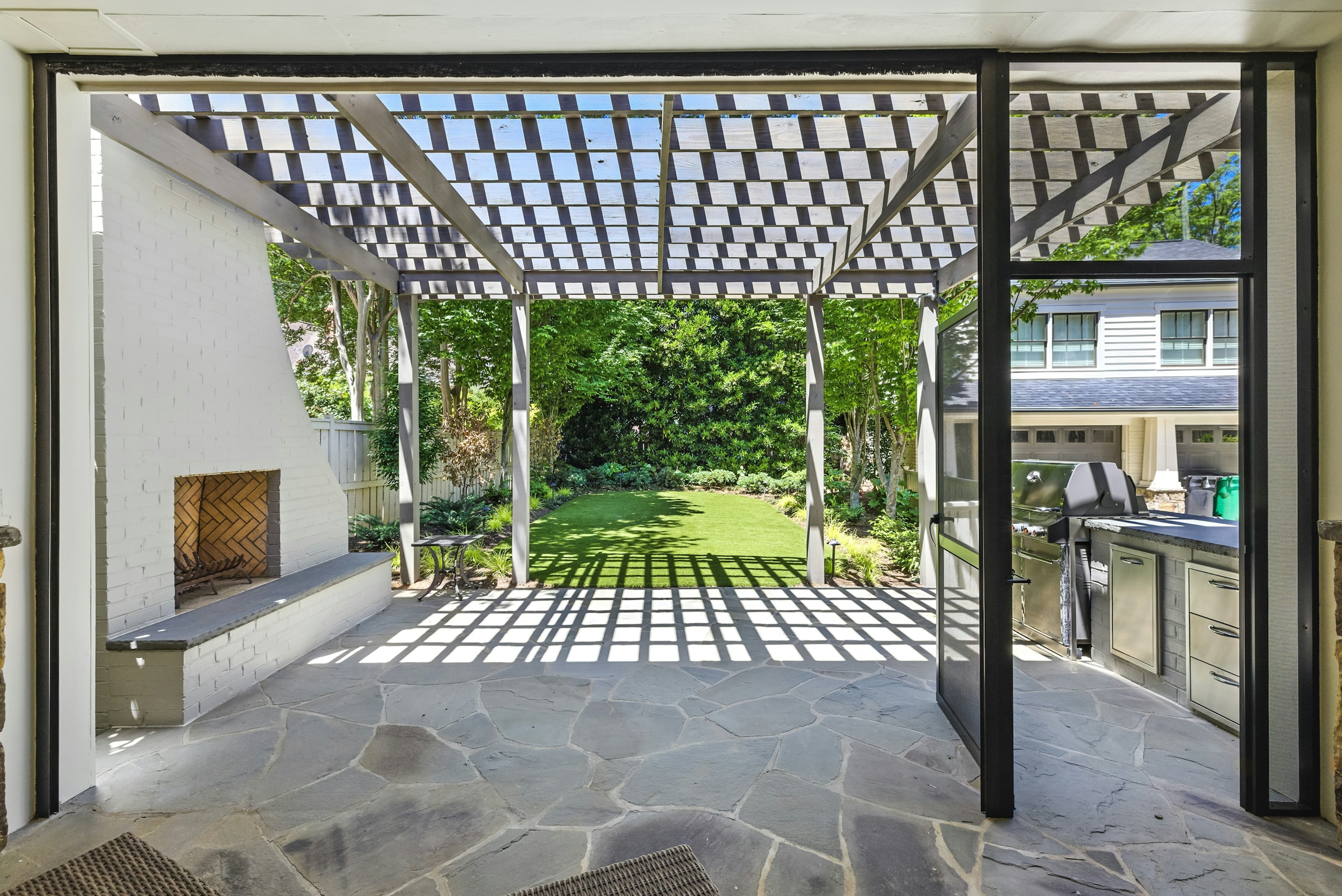 Bioklimatska pergola na terasi restorana