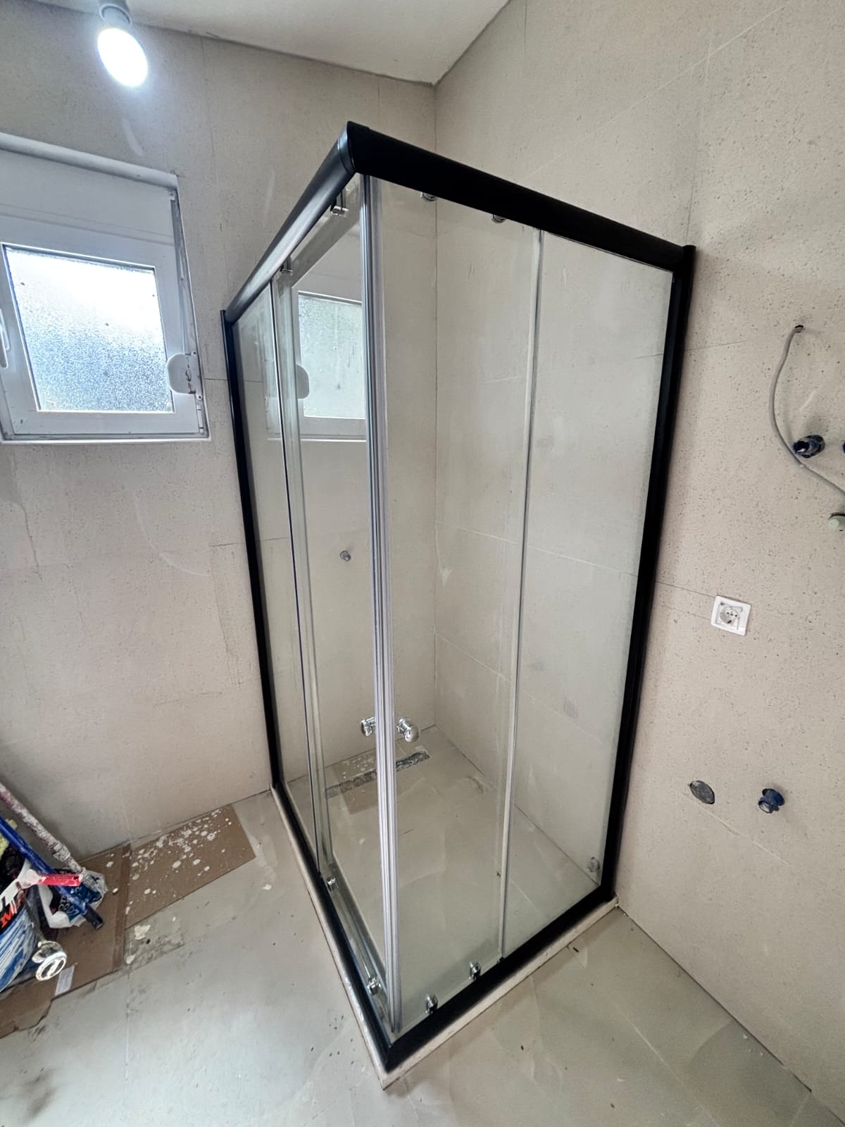 Ugaona tuš kabina, crni aluminijumski okvir