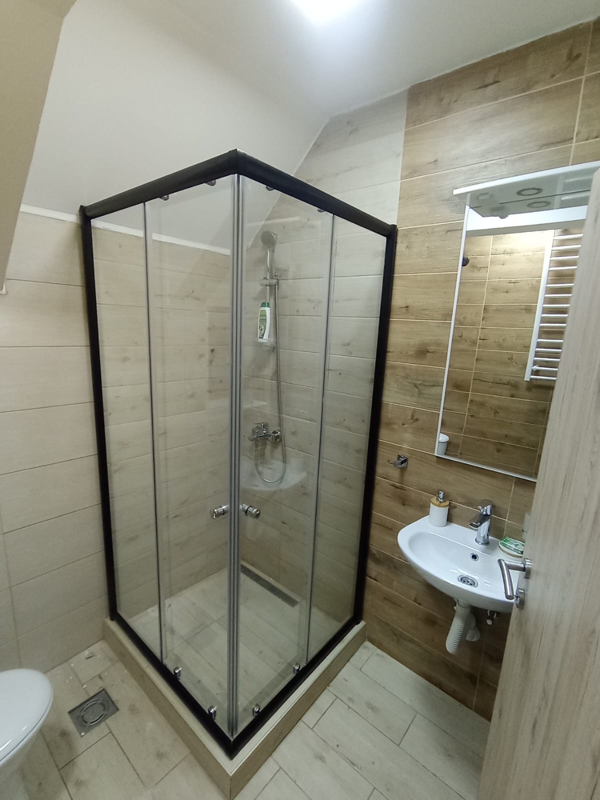 Ugaona tuš kabina, crni okvir, potkrovlje