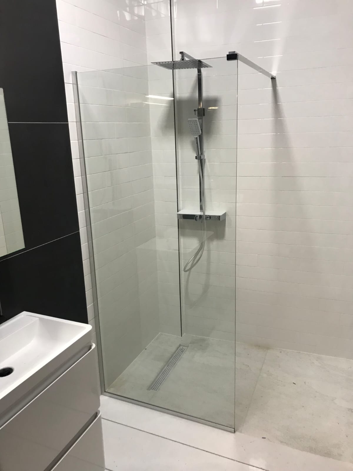 Walk-in tuš kabina sa kišnom tušem