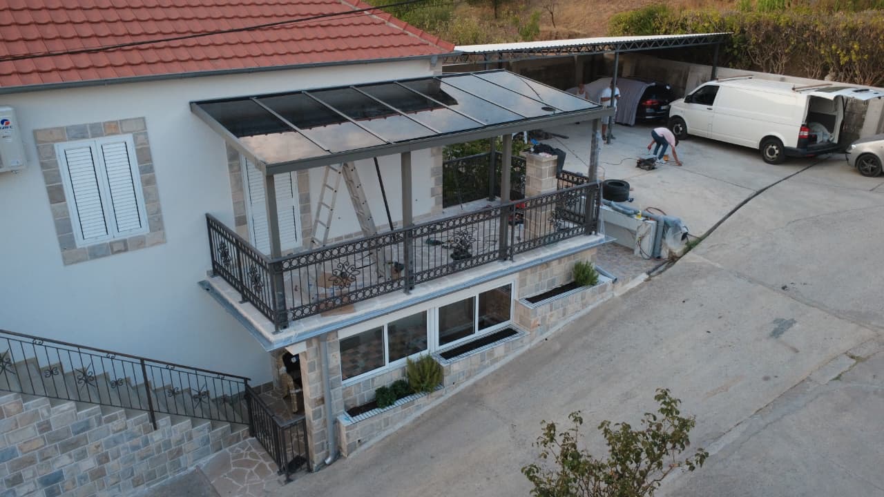 Stakleni krov na terasi kuće, izgradnja