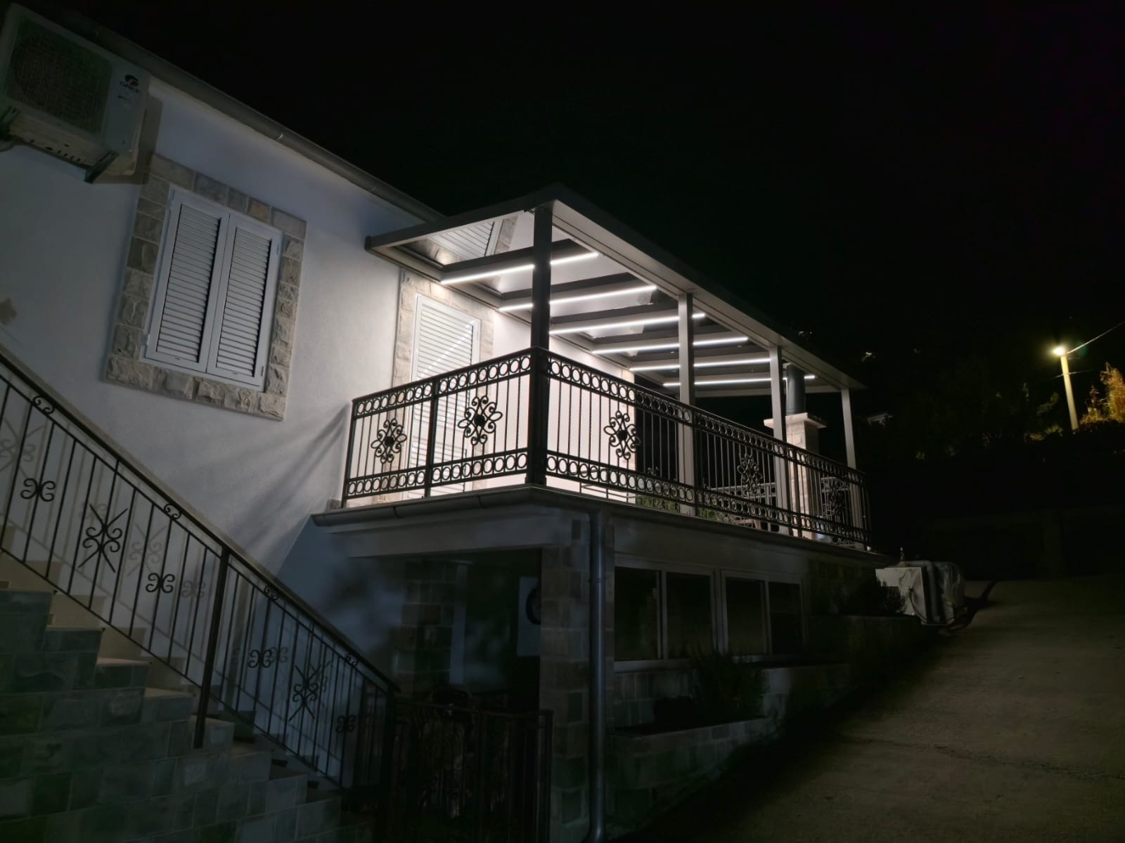 Stakleni krov sa LED osvjetljenjem, noćni prikaz