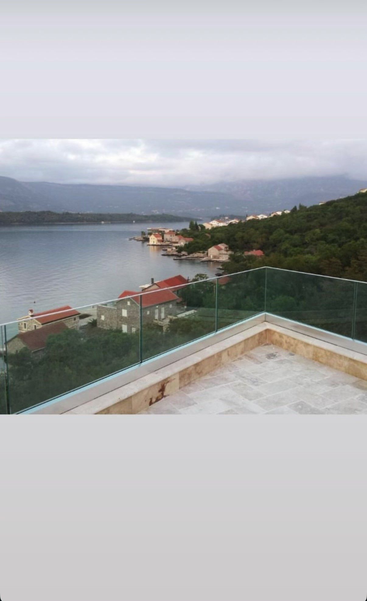 Staklena ograda, Kotor