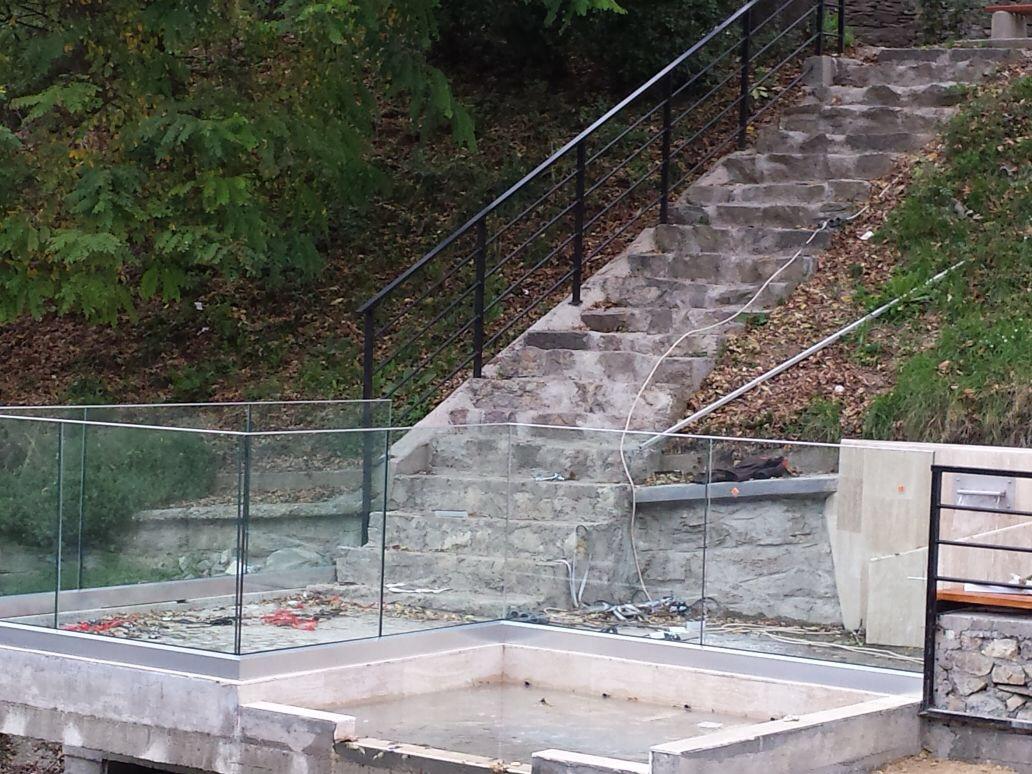 Staklena ograda na terasi uz stepenište u prirodi