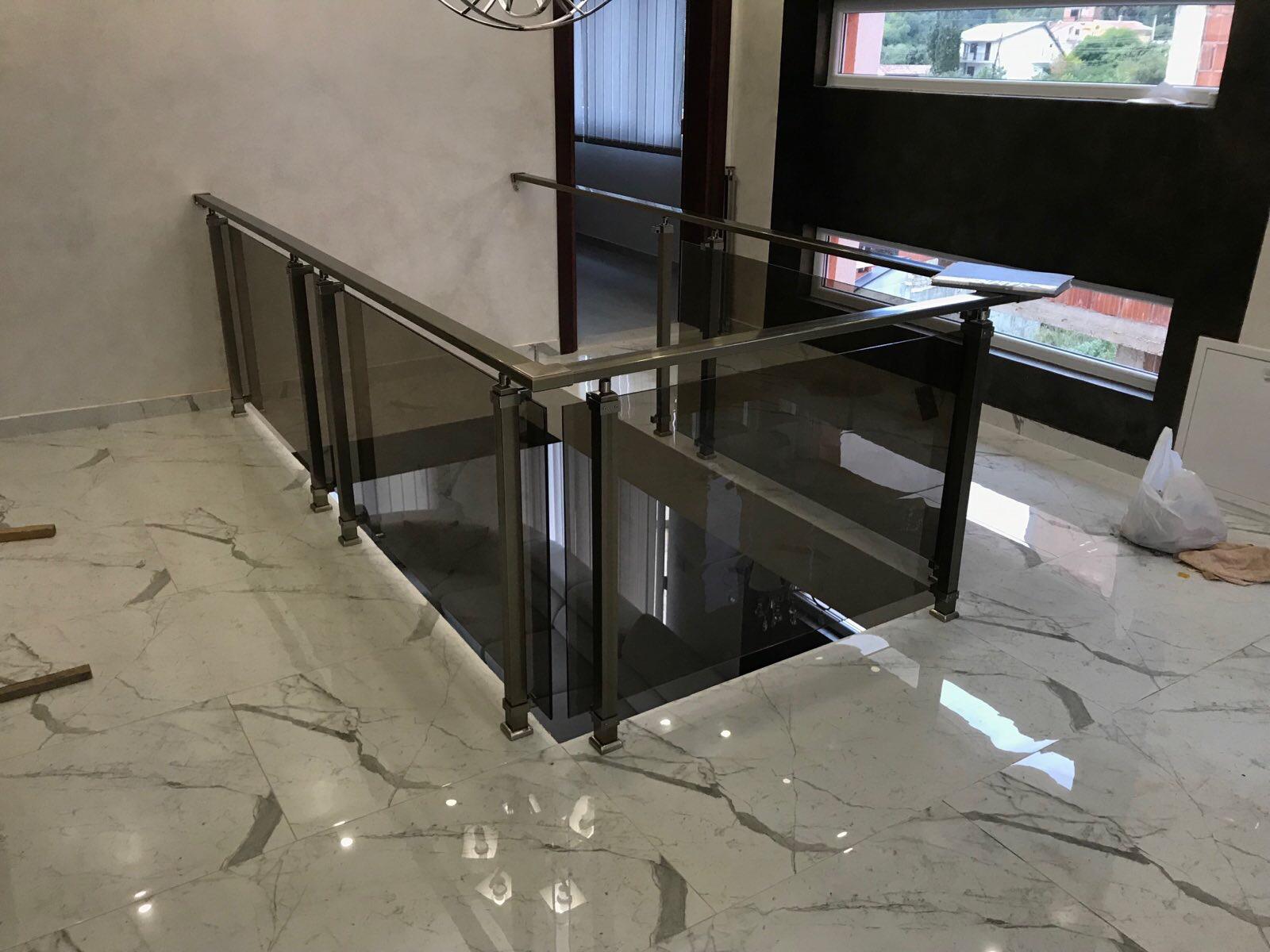 Staklena ograda na unutrašnjem stepeništu, inox rukohvat