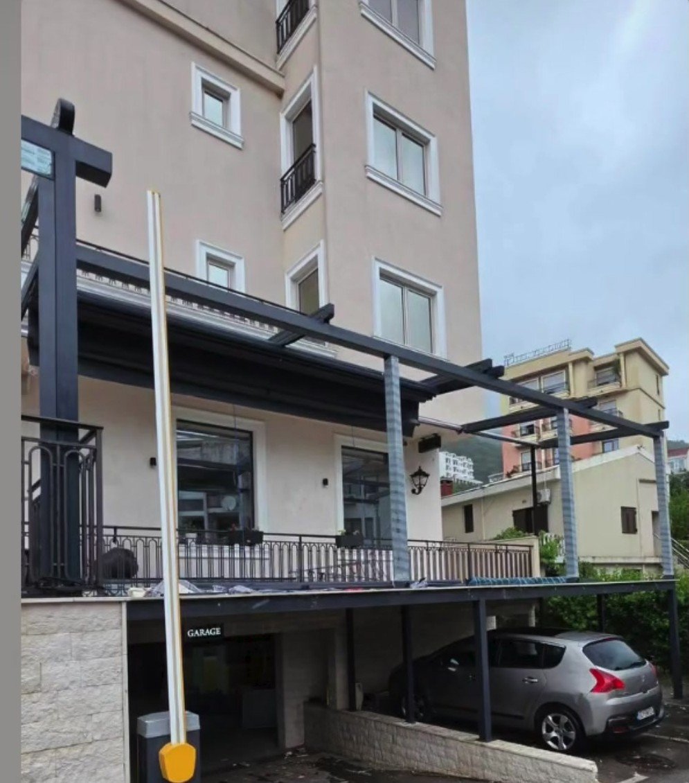 Pergola na terasi restorana u Budvi