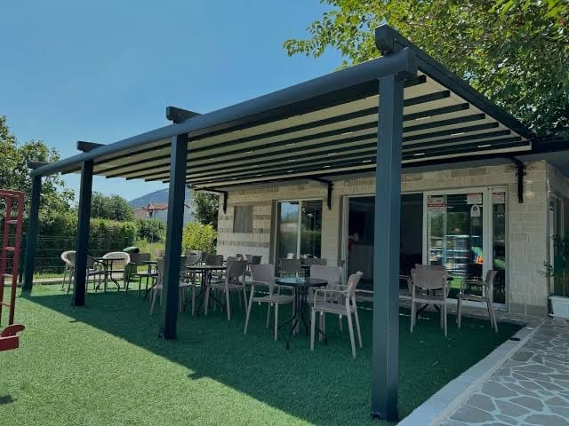 Bioklimatska pergola, ugostiteljska terasa sa vještačkom travom