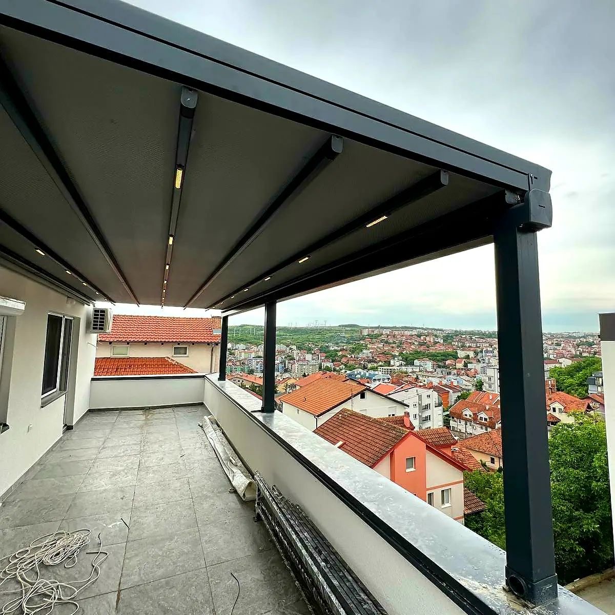 Bioklimatska pergola, pogled na krov iznutra, LED osvjetljenje