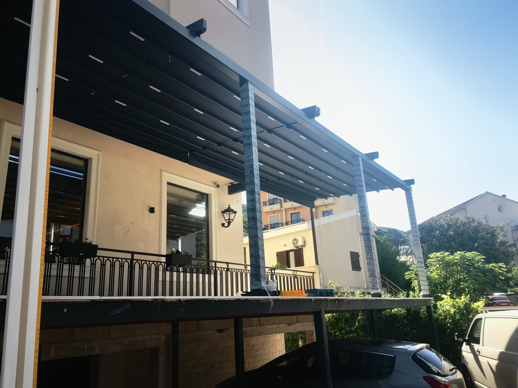 Bioklimatska pergola na terasi hotela, ugradnja