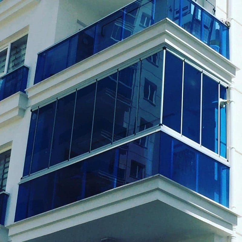 Zastakljen balkon sa plavim staklom