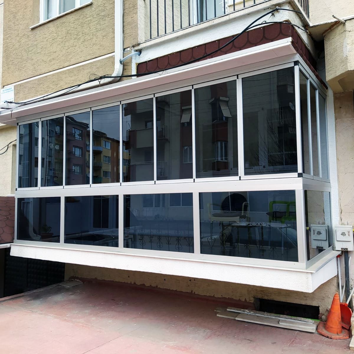 Zastakljen balkon stambene zgrade