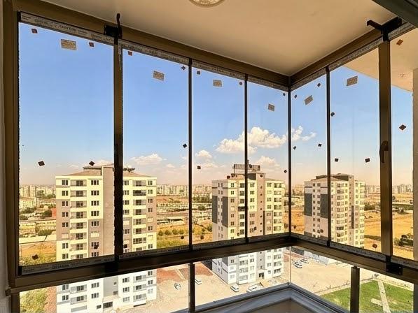 Zastakljena ugaona terasa, pogled na grad