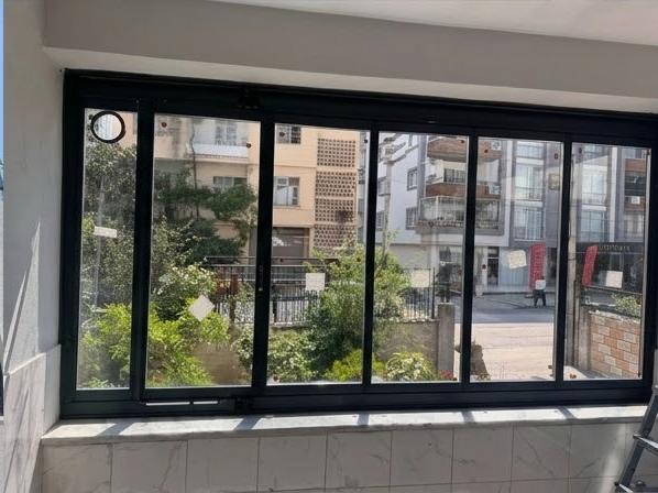 Zastakljena terasa, pogled na ulicu